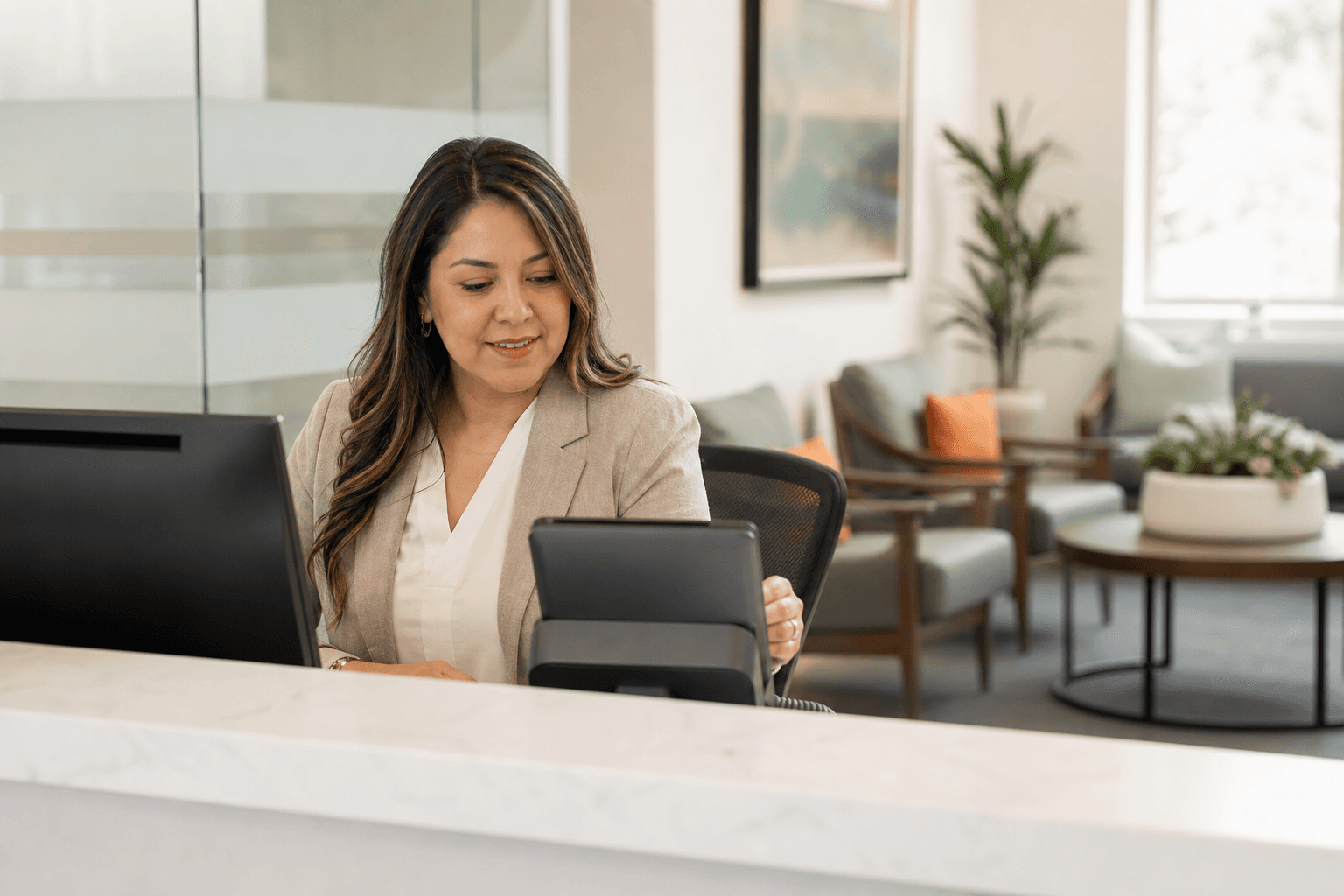 Profesional de recepción dental revisando una solicitud de cita